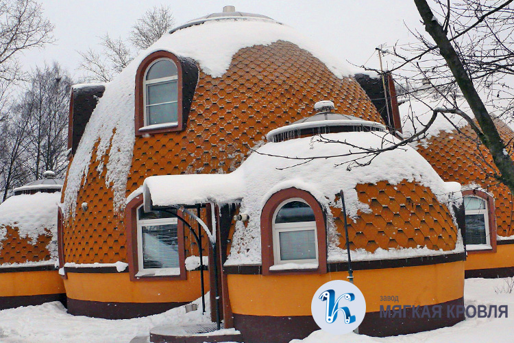 Здание с кровлей из меди Здание с кровлей из меди